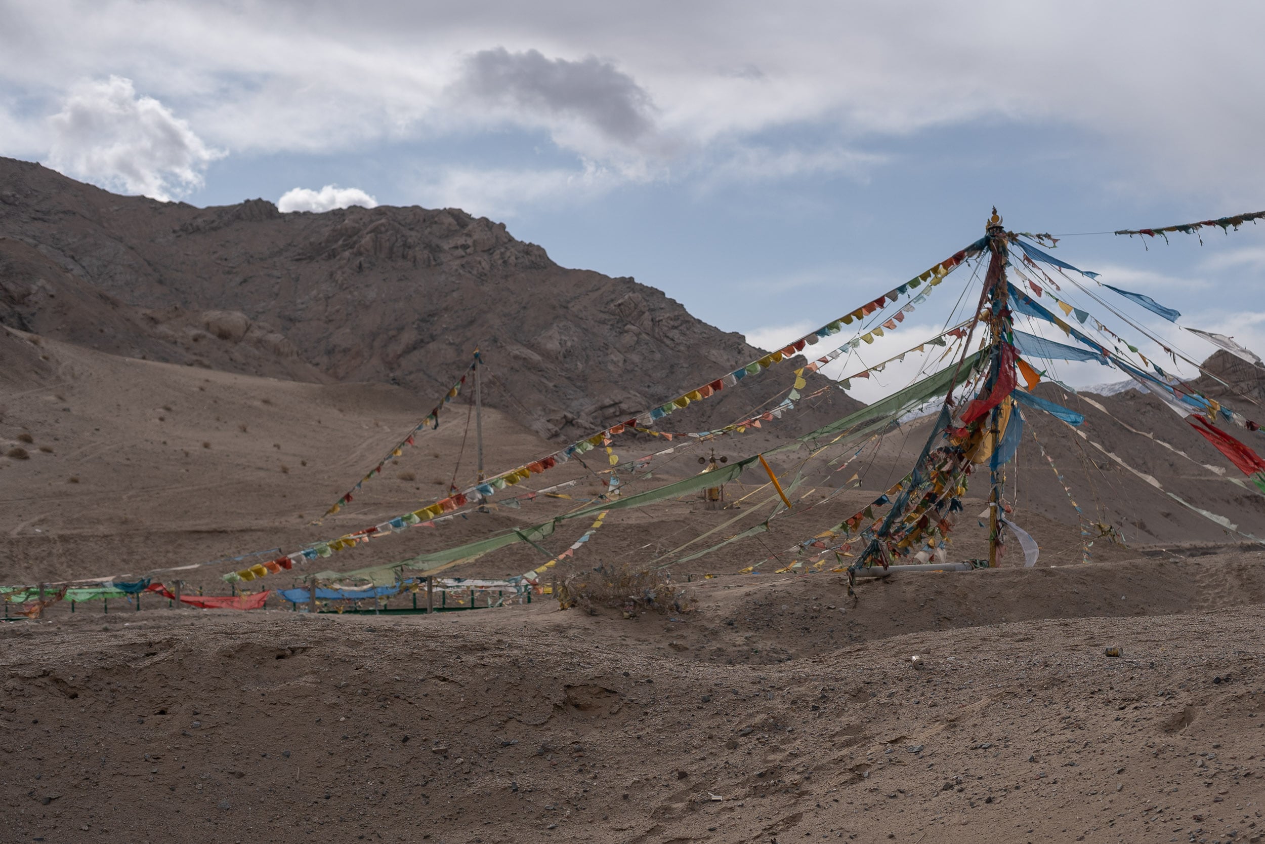 buddhist flags tibetan plateau