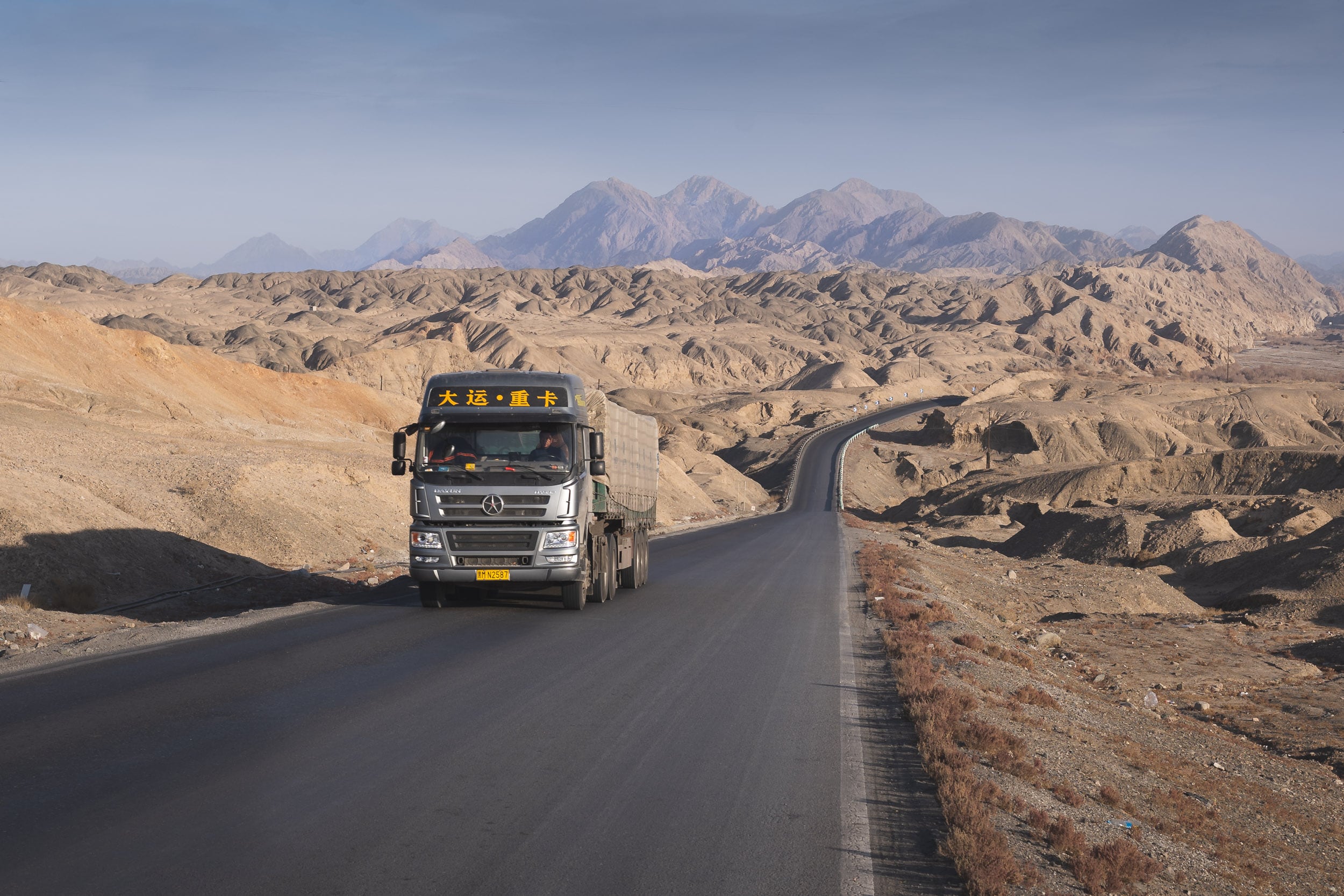 road to the tibetan plateau