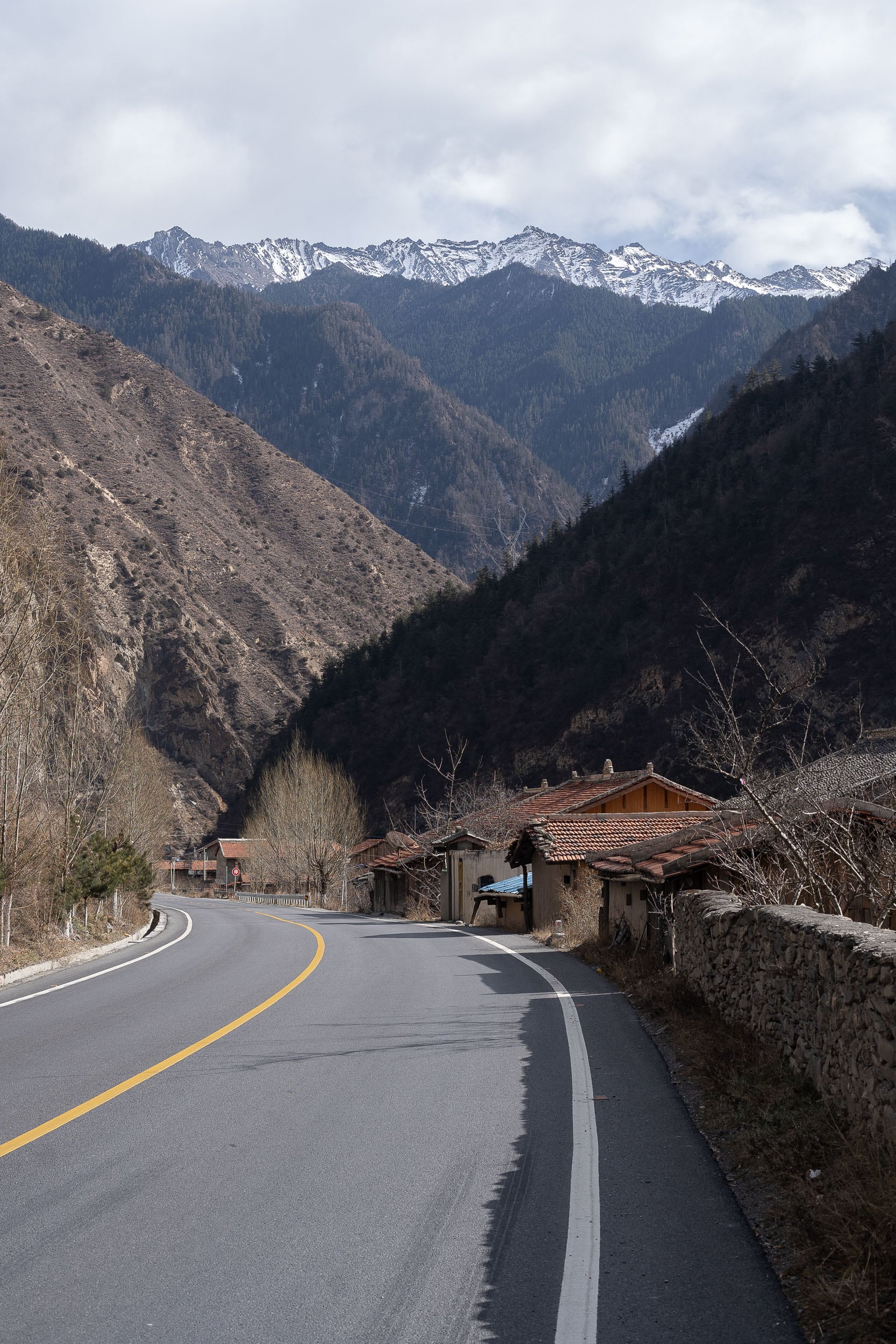 road off the tibetan plateau
